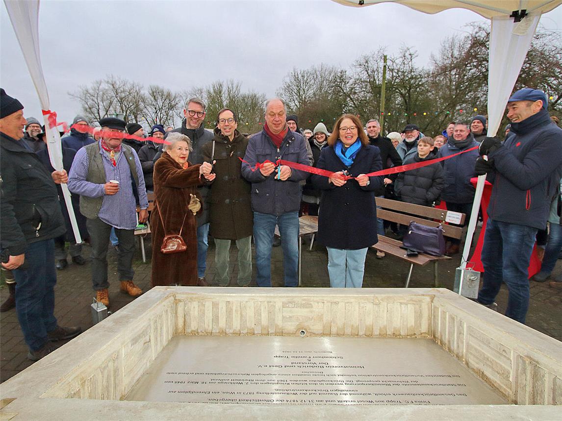 Bernhard Tepaß, Dorothea Trapp, dahinter Landrat Ingo Brohl, Max Trapp, Christoph Hankel (Heimatverein) und Wesels Bürgermeisterin Ulrike Westkamp (v.l.) enthüllten das Denkmal. NN-Fotos (3): Theo Leie