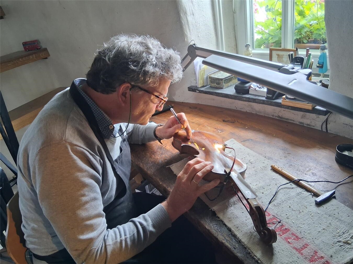 Bernhard Zanders wird diese Original-Geige aus dem 1. Weltkrieg wieder musizierbar machen. Foto: privat
