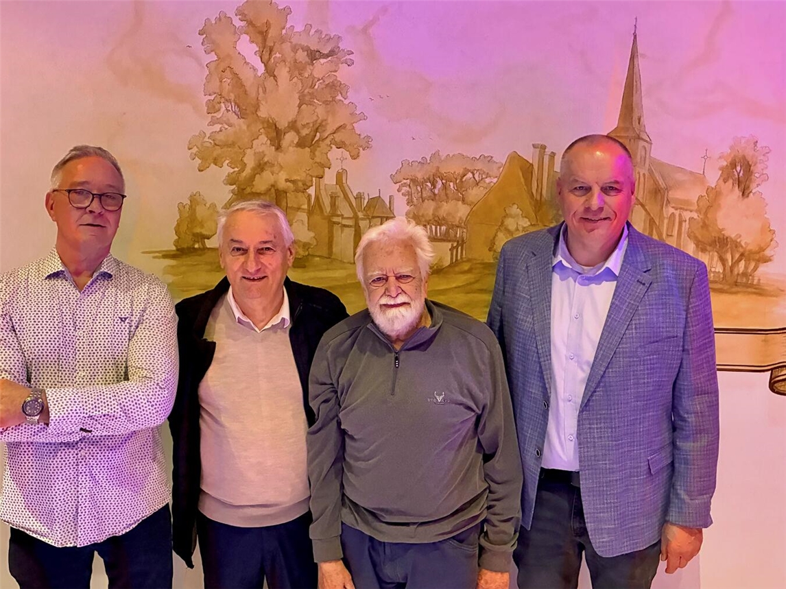 Berrie van Eck (v.r.) und Nimon Loshaj wurden im Beisein unzähliger Gäste, Vereine, Stammtische und Kegelclubs durch Willy Goebels und Hans-Peter Linzen verabschiedet. Foto: Bürgerstiftung Till-Moyland