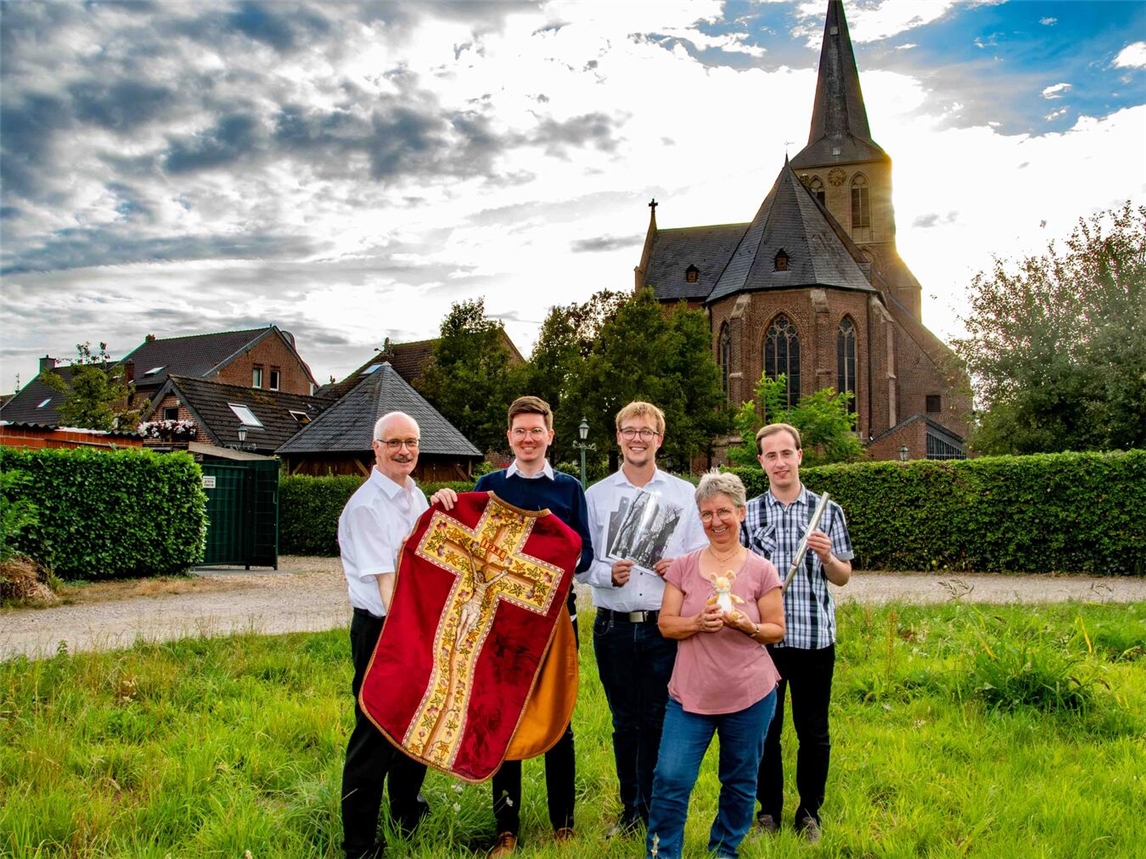 Berthold Steeger, Dennis Hartjes, Tobias Aymanns, Anne Ophey und Martin Engbroichs präsentieren zum Tag des offenen Denkmals die Schätze der Wettener St.-Petrus-Kirche.Foto: Bischöfliche Pressestelle / Christian Breuer