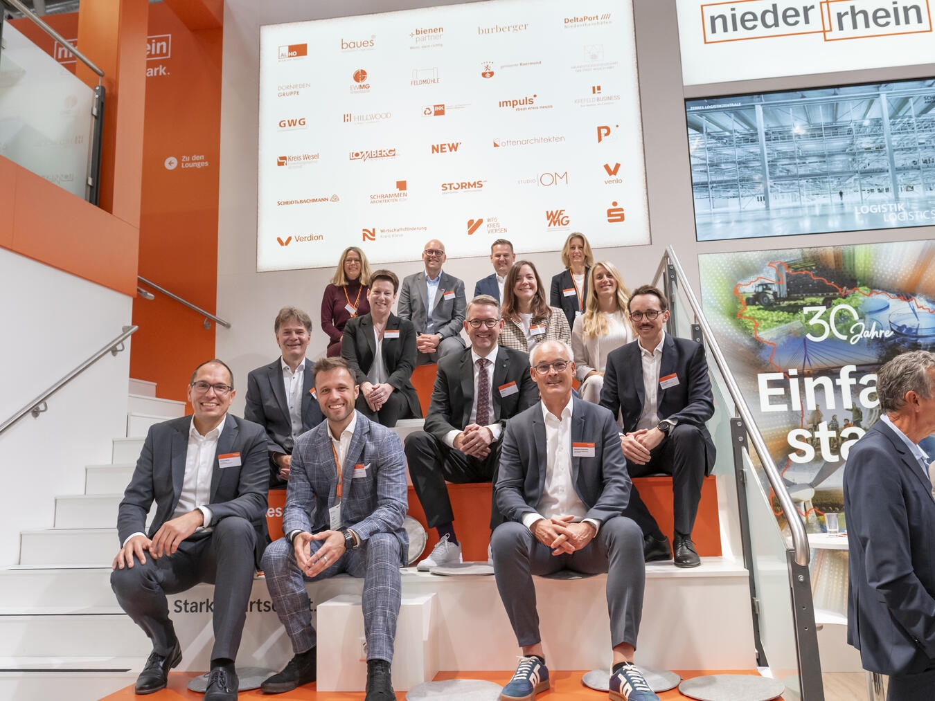 Bertram Gaiser (Standort Niederrhein), Wendelin Knuf (Stadt Wesel), Stefanie Schulten-Borin (Kreis Wesel), Lukas Hähnel (Kreis Wesel), Andrea Scharf (Standort Niederrhein), Simon Panke (Bürgermeister Stadt Dinslaken), Ingo Brohl (Landrat Kreis Wesel), Rainer Benien (Bürgermeister Stadt Wesel), Anja Graumann (Stadt Dinslaken), Alexandro Hugenberg (Stadt Dinslaken), Julia Zupancic (Bürgermeisterin Stadt Moers), Natalie Telders (Stadt Dinslaken) und Simon Koller(Kreis Wesel; v.l.) auf der Expo Real in München. Foto: Myriam Topel