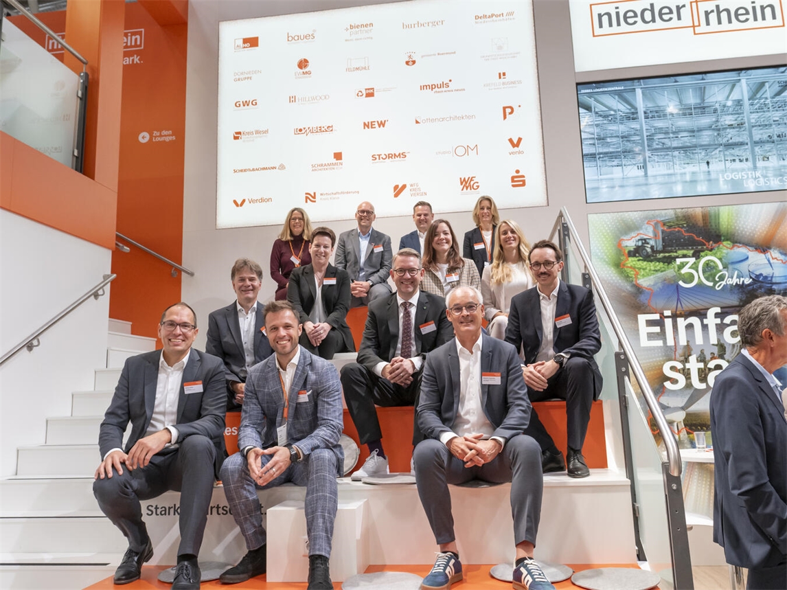Bertram Gaiser (Standort Niederrhein), Wendelin Knuf (Stadt Wesel), Stefanie Schulten-Borin (Kreis Wesel), Lukas Hähnel (Kreis Wesel), Andrea Scharf (Standort Niederrhein), Simon Panke (Bürgermeister Stadt Dinslaken), Ingo Brohl (Landrat Kreis Wesel), Rainer Benien (Bürgermeister Stadt Wesel), Anja Graumann (Stadt Dinslaken), Alexandro Hugenberg (Stadt Dinslaken), Julia Zupancic (Bürgermeisterin Stadt Moers), Natalie Telders (Stadt Dinslaken) und Simon Koller(Kreis Wesel; v.l.) auf der Expo Real in München. Foto: Myriam Topel