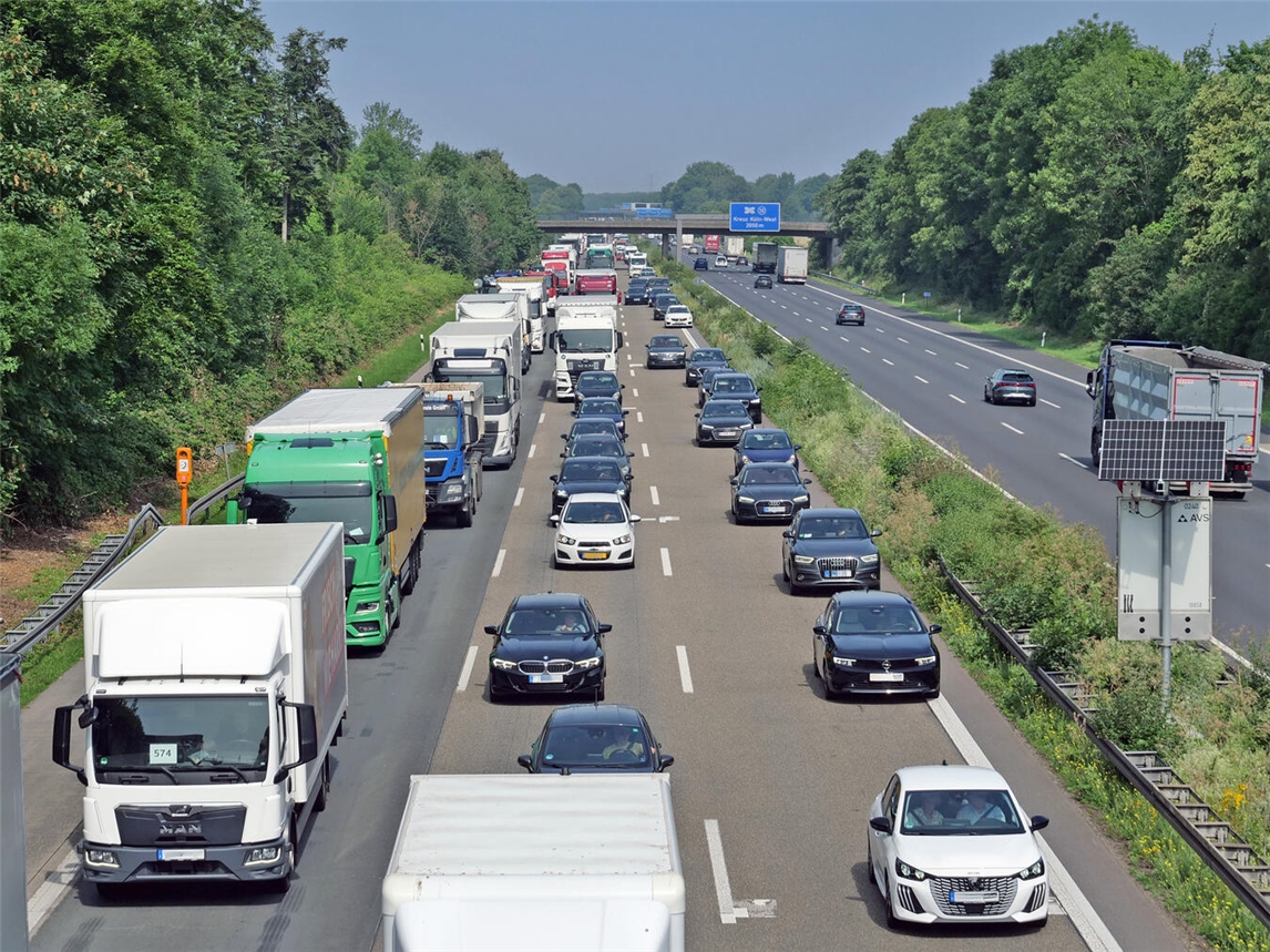 Berufsverkehr, Freizeitverkehr und zusätzlicher Reiseverkehr sorgen in Kombination vor dem langen Pfingstwochenende für noch vollere Autobahnen in NRW. Foto: Johannes Giewald