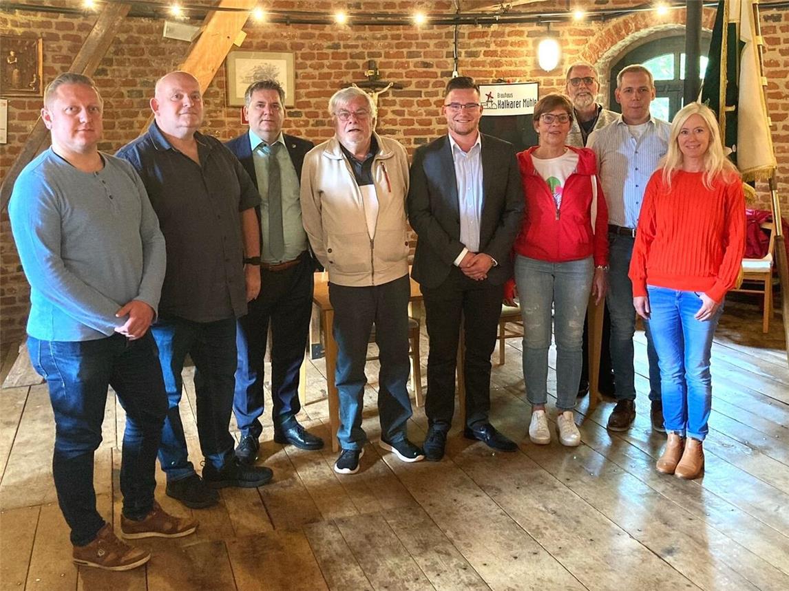 Besondere Ehrungen bei SuS Kalkar: Vorsitzender Marco van de Löcht (3.v.l.) und Geschäftsführer Andreas Maas (2.v.r.) ernennen die neuen Ehrenmitglieder Klaus de Klein (4.v.l.) und Karl Lörks (3.v.r.) und überreichen die Urkunde für die posthume Ehrenmitgliedschaft für Bernhard Kemper an seine Schwester Gaby Kemper (4.v.r.). Foto: SuS Kalkar