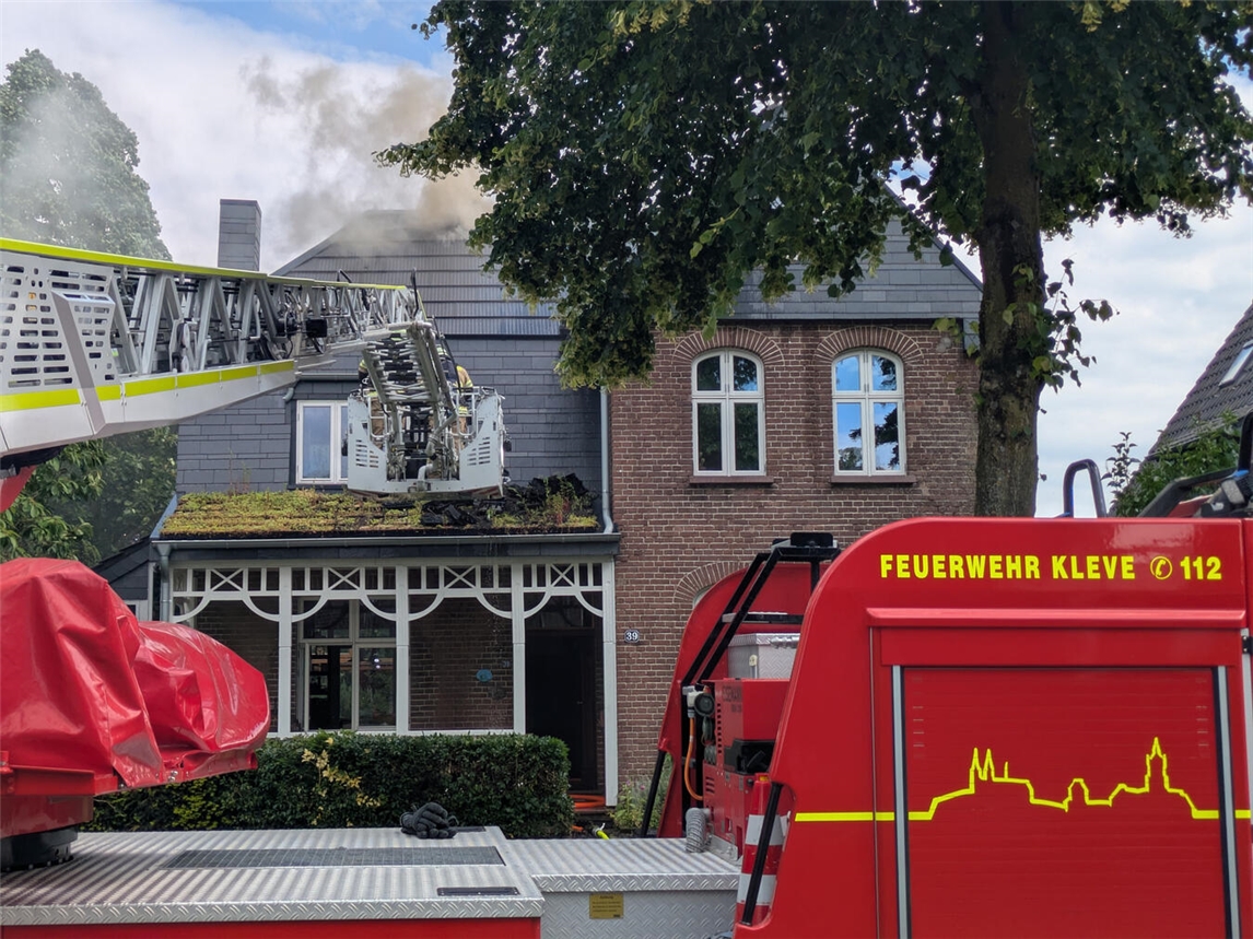 "Solar-Dachziegel und Dachbegrünung auf modernem Gebäude, fotografiert von Feuerwehr Kleve"
