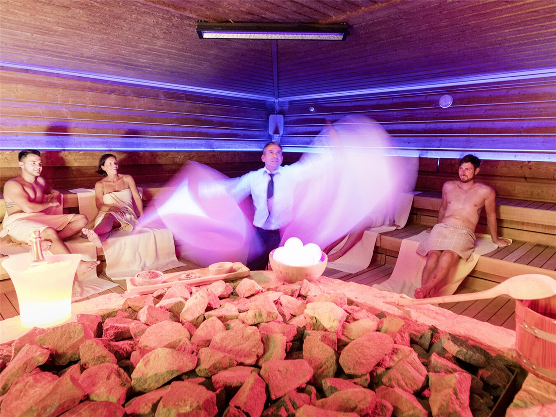 Besondere Show-Aufgüsse stehen bei der Saunanacht „Heat Night“ auf dem Programm. Foto: Embricana