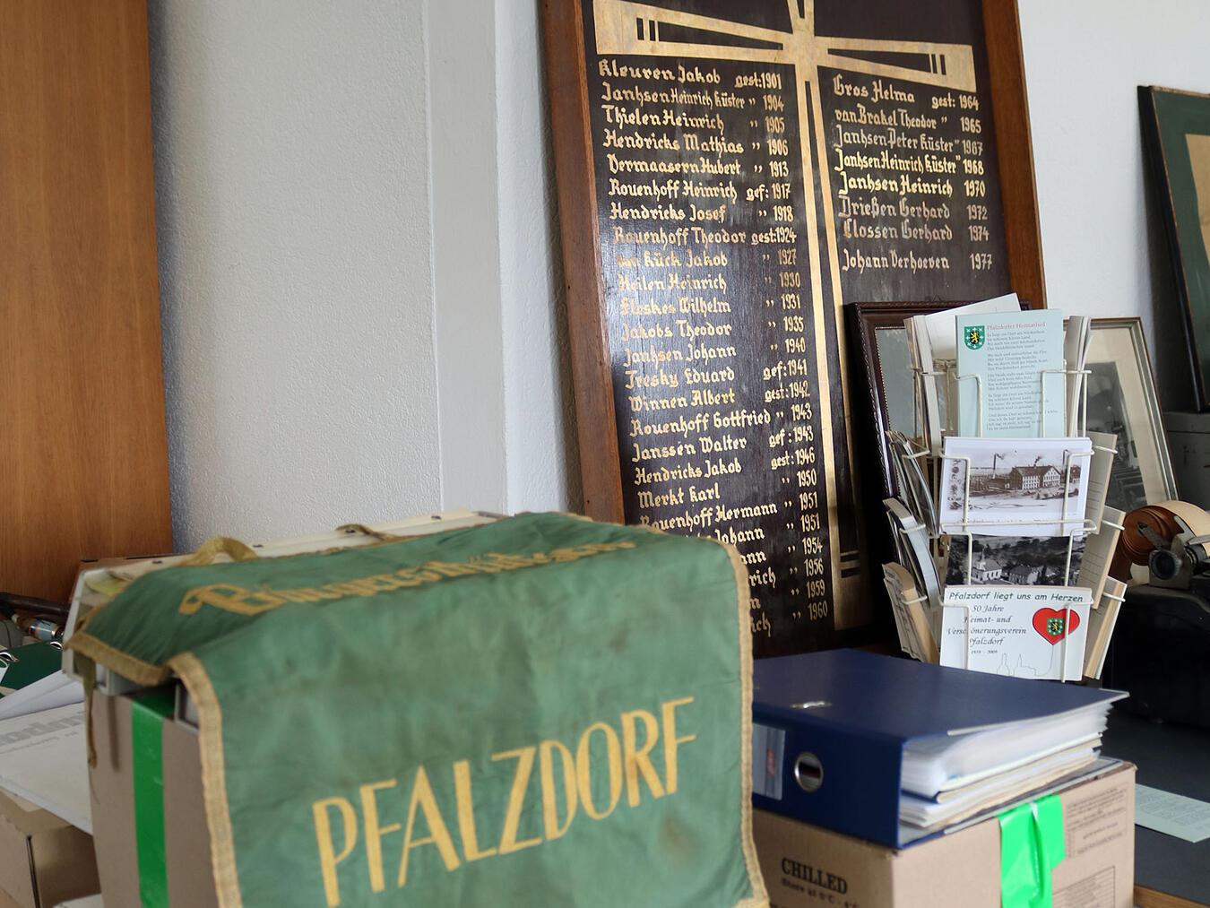 Besonderes Fundstück: die Holztafel mit den Namen der verstorbenen Sänger.