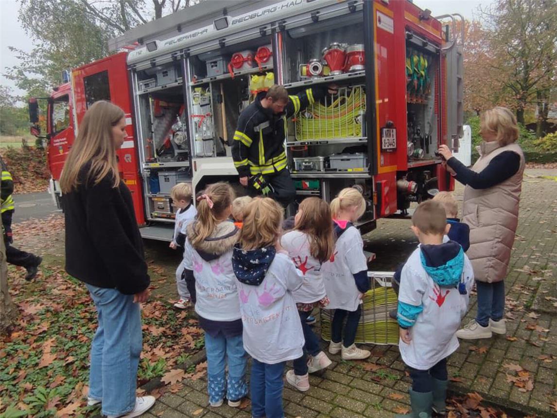 Besonders aufregend waren für die Kleinen natürlich die Feuerwehrautos. In die durften sie zum Abschluss des Besuches einsteigen. Die Feuerwehrmänner zeigten natürlich auch die vorhandenen Geräte. Foto: Feuerwehr Bedburg-Hau