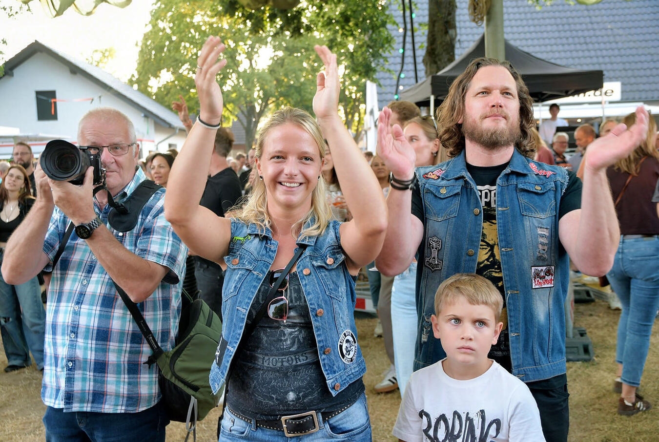 Beste Stimmung bei den zahlreichen Besuchern des "Dorfrock" in Schottheide. NN-F...