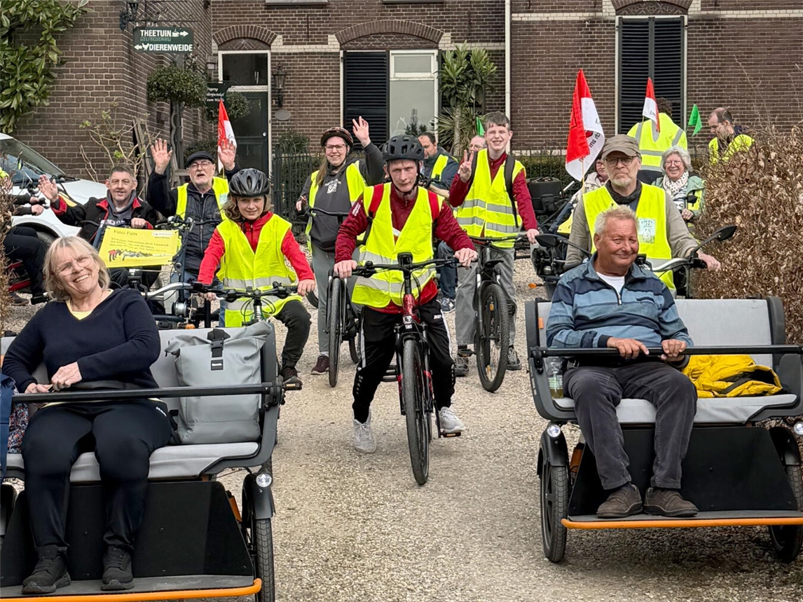 "Inklusive Fahrradtour Emmerich, fröhliche Teilnehmer bei sonnigem Wetter"
