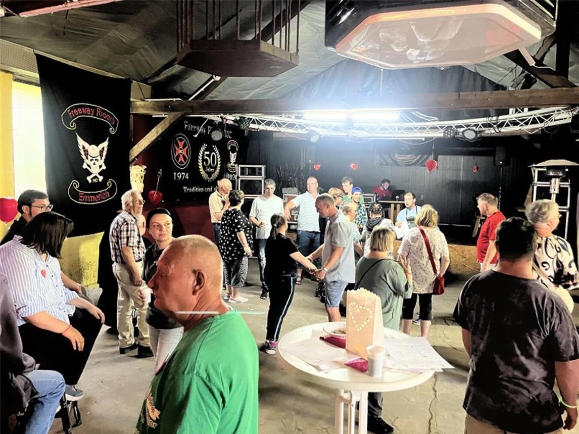 Beste Stimmung bei der inklusiven Singleparty der Lebenshilfe in Emmerich. Foto: LHUN