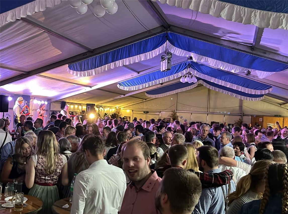 Partystimmung im Stendener Festzelt Beste Stimmung beim Oktoberfest. Fotos: privat