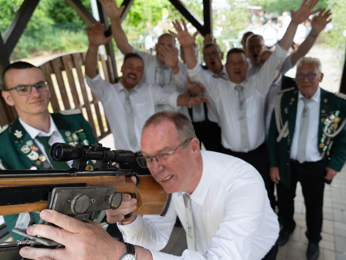 Geschäftsführer regiert den BSV Rees-Feldmark als König "Fröhliche Feiernde beim Schützenfest des BSV Rees-Feldmark unter bunten Festzelten"