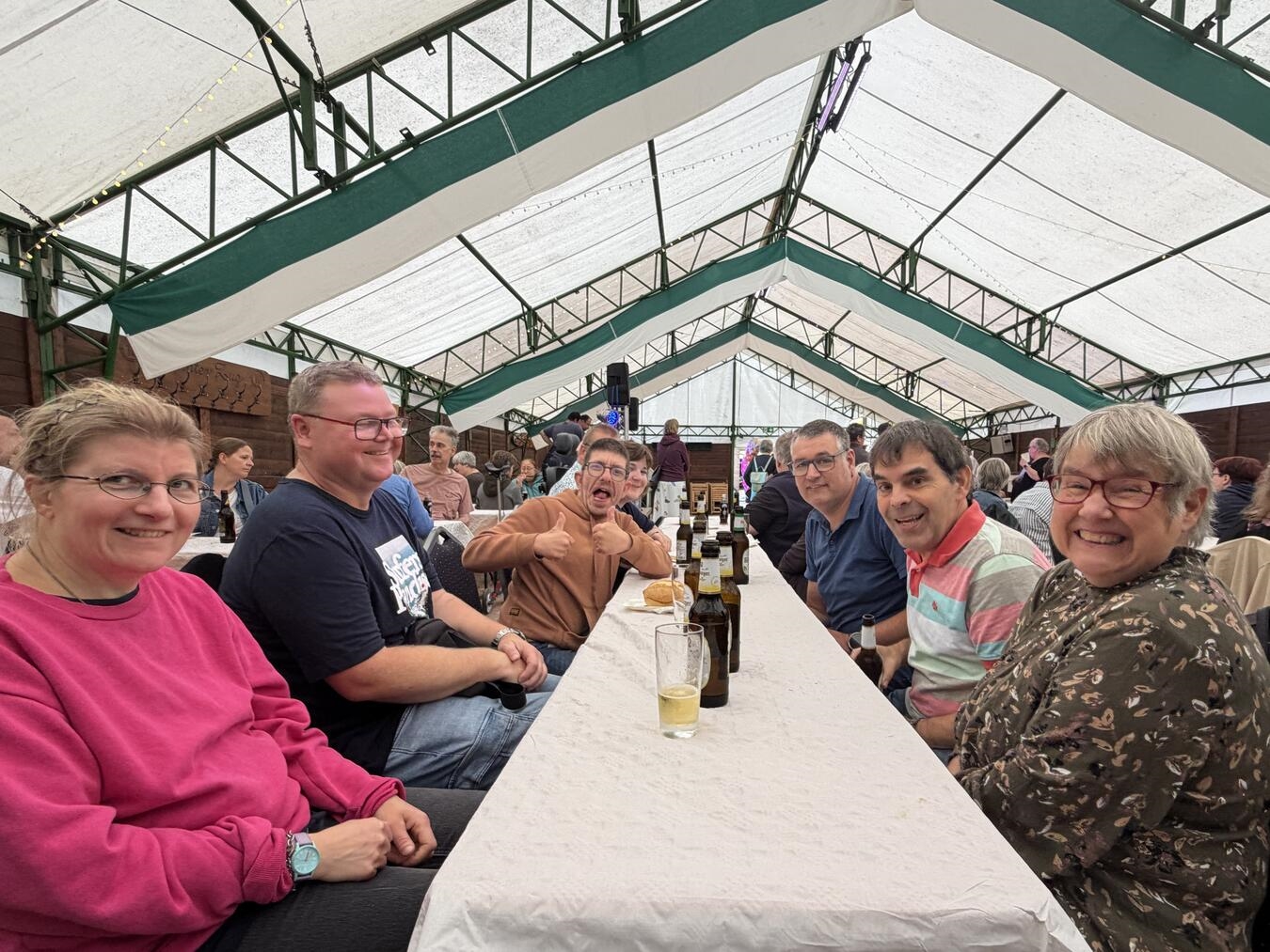 "Fröhliche Menschen beim Sommerfest der Lebenshilfe Unterer Niederrhein im Dornicker Schützenzelt, inklusives Event"