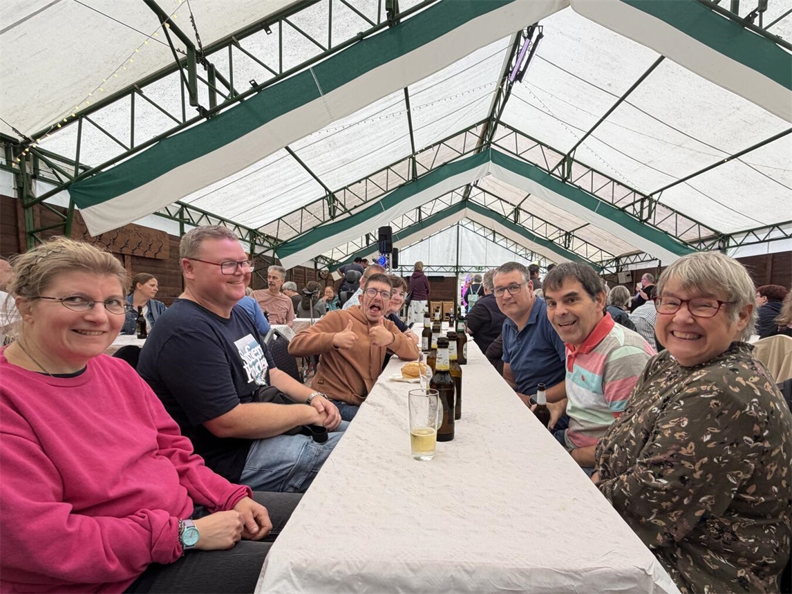 "Fröhliche Menschen beim Sommerfest der Lebenshilfe Unterer Niederrhein im Dornicker Schützenzelt, inklusives Event"