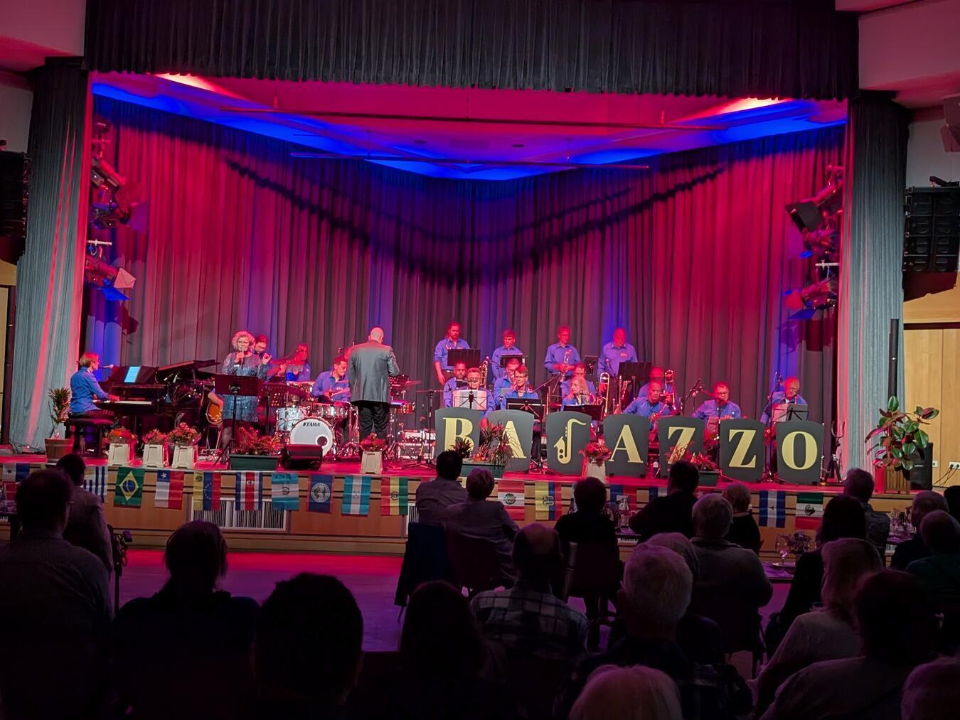Beste Stimmung im Reeser Bürgerhaus beim Tanzkonzert der Bajazzo Bigband. Foto: privat