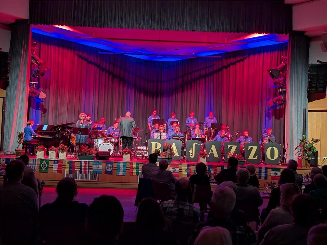 Beste Stimmung im Reeser Bürgerhaus beim Tanzkonzert der Bajazzo Bigband. Foto: privat