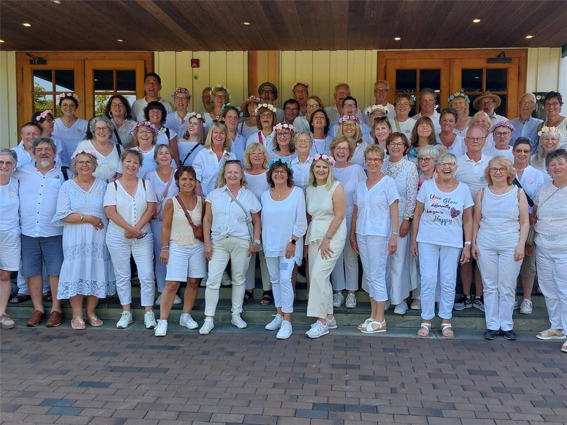 Bestens gelaunt präsentiert sich die Reisegruppe beim gemeinsamen Foto. Foto: Irmgard Groterhorst