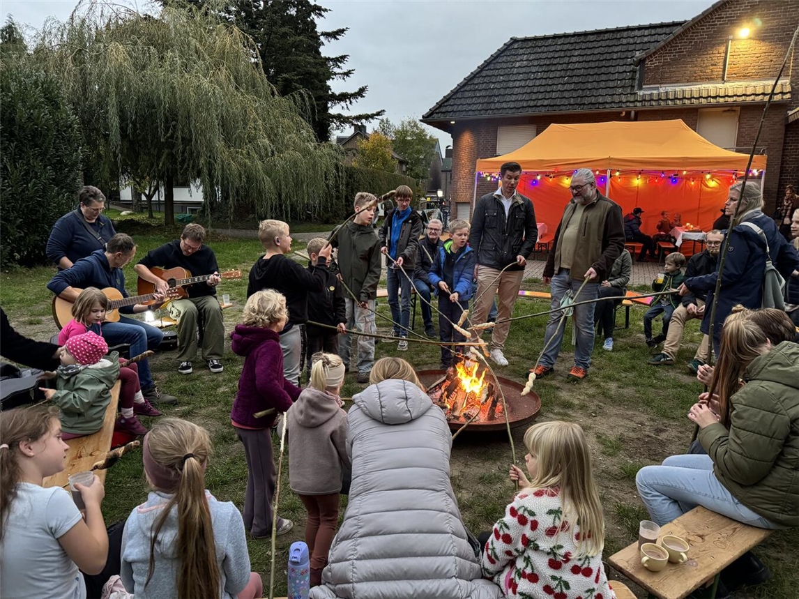 BesteStimmung rund ums Lagerfeuer in Elten. Foto: privat