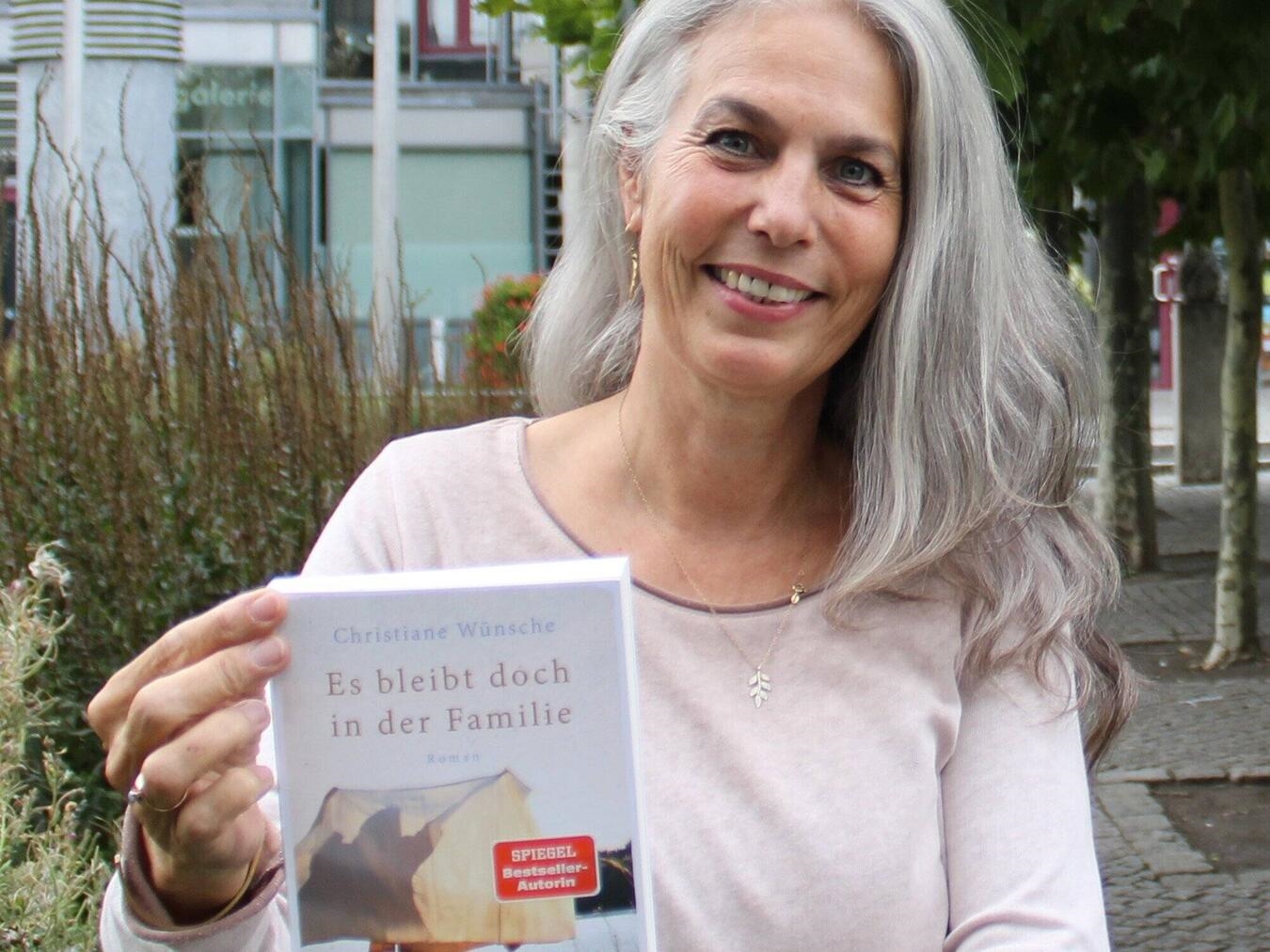Bestseller-Autorin Christiane Wünsche bei Lesung in Walbeck, lächelnd ins Publikum blickend.