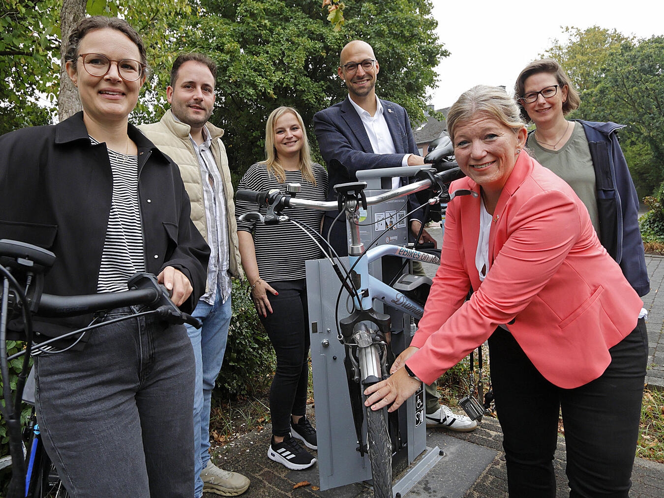 Gruppenfoto bei der Eröffnung der Fahrradreparaturstation in Hamb mit Regionalmanagern und Bürgermeistern.
