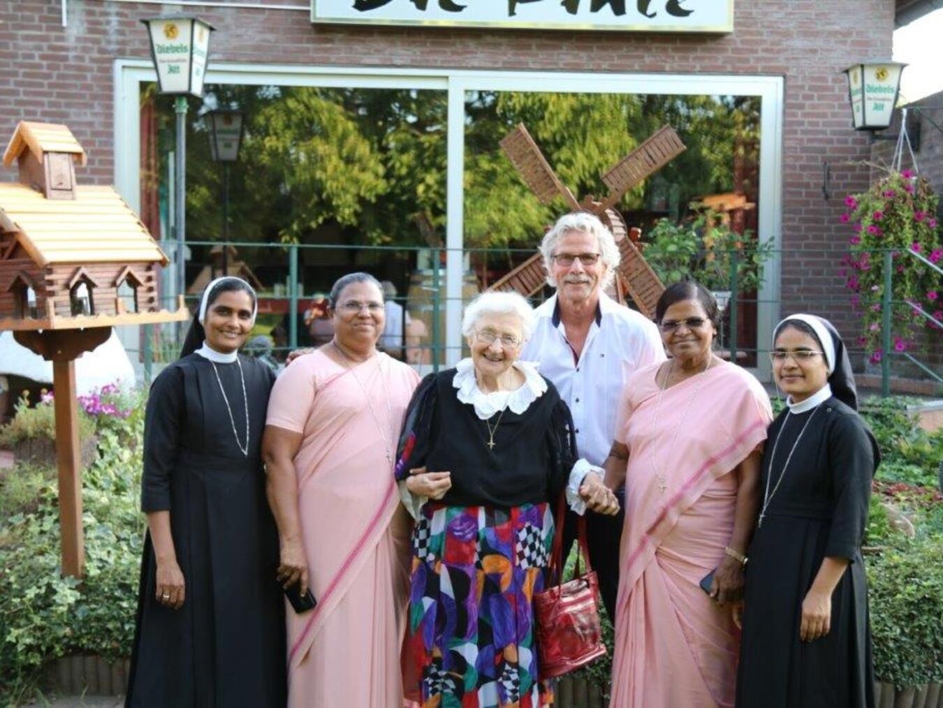 Besuch aus Südindien: Die Generaloberin Rev. Sr. Antony Pushpa Ranjitham (2. v. r.) mit Bernhard Bolle (3. v. r.) und Marianne Bolle (3. v. r.) vor drei Jahren bei einem Besuch in Emmerich. Foto: privat