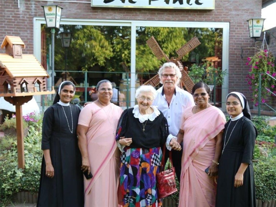 Besuch aus Südindien: Die Generaloberin Rev. Sr. Antony Pushpa Ranjitham (2. v. r.) mit Bernhard Bolle (3. v. r.) und Marianne Bolle (3. v. r.) vor drei Jahren bei einem Besuch in Emmerich. Foto: privat