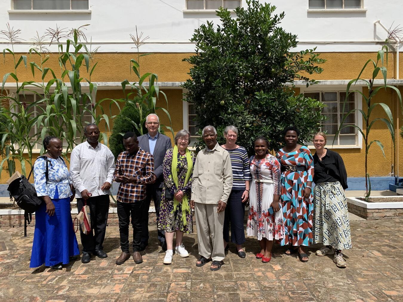 Besuch beim Bischof: (v.l.) Serafina Chodota, Dorfleiterin, Brother Christopher Chavalla, Brown Mdemu, Buchhalter, Dr. Manfred Joseph, Marlies Deutskens, Bischof Rt.Revd. Tarcisius Ngalalekumtwa, Dr. Barbara Hendricks, Aika Shayo, Sozialpädagogon, Eliza Mwakabanga, Dorfleiterin und Phoebe Rubin, Freiwillige.Foto: Marlies Deutskens