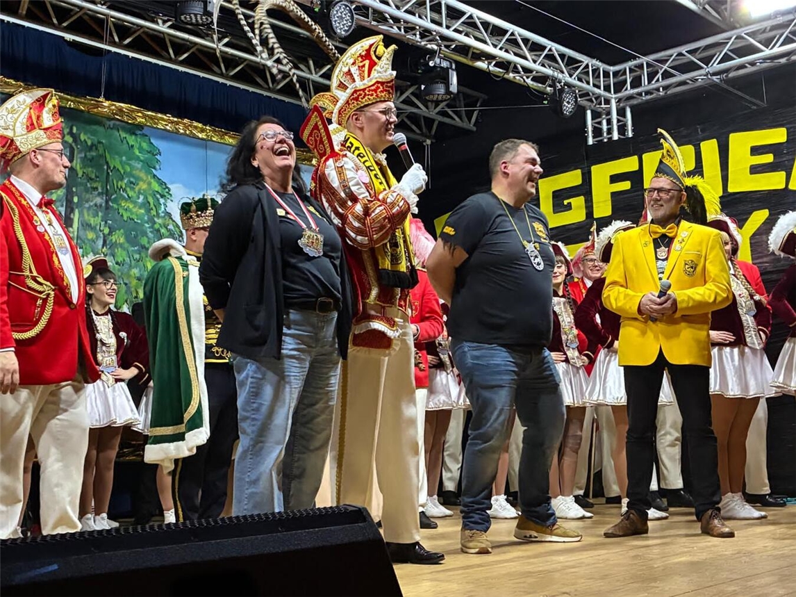 Besuch bekam die Siegfried Family auch vom Klever Prinzen „Tobi der Träumende“ samt Garde. Foto: Siegfried Family