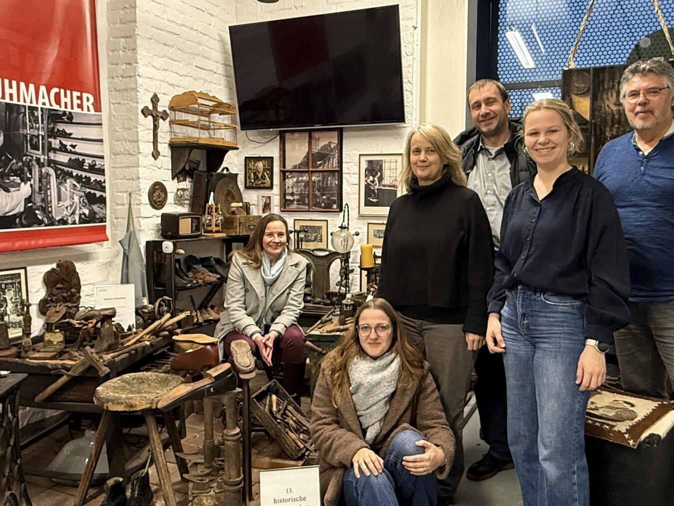Besuch der WTM im Schuhmuseum (v.r.): Stefan Beckers (Schuhmuseum) sowie Janneke Nienhaus, Tobias Nelke, Martina Gellert, Antonia Pieper und Mina van Lutterveld (WTM). Foto: WTM