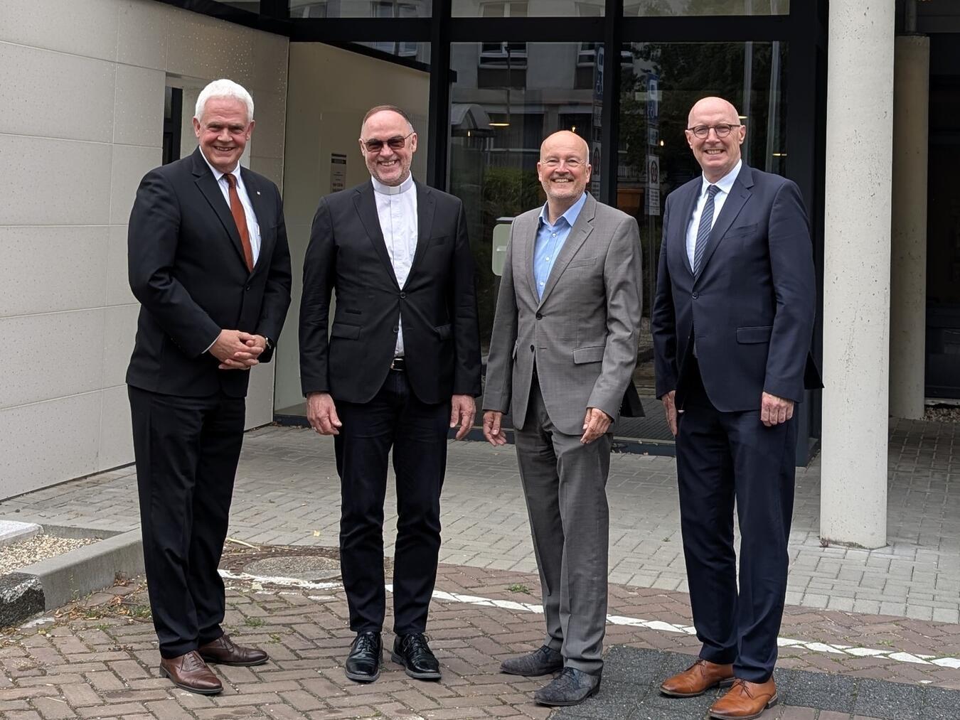 Besuch im Emmericher Krankenhaus: (v. l.) Dr. Günther Bergmann, Bischof Rolf Lohmann, Geschäftsführer Elmar H. Willebrand und Landrat Christoph Gerwers. Foto: privat