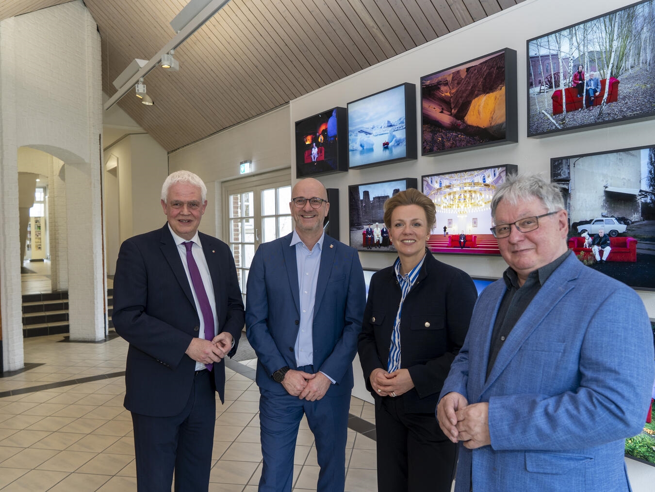 Besuch im Museum Goch (v.l.): Dr. Günther Bergmann, MdL; Bürgermeister Stephan Luyven; Ministerin Ina Brandes und Museumsdirektor Dr. Stephan Mann. Eine neue Installation mit fotografischen Werken von Horst Wackerbarth zeigt das Museum Goch aktuell(Bild). Zudem ist kürzlich auch die Ausstellung „Ekkehard Neumann. Aufscheinen. – Wasserfarbenblätter und Wandfelder“ eröffnet worden. Sie ist nun bis zum 19. April zu sehen. NN-Fotos: Gerhard Seybert