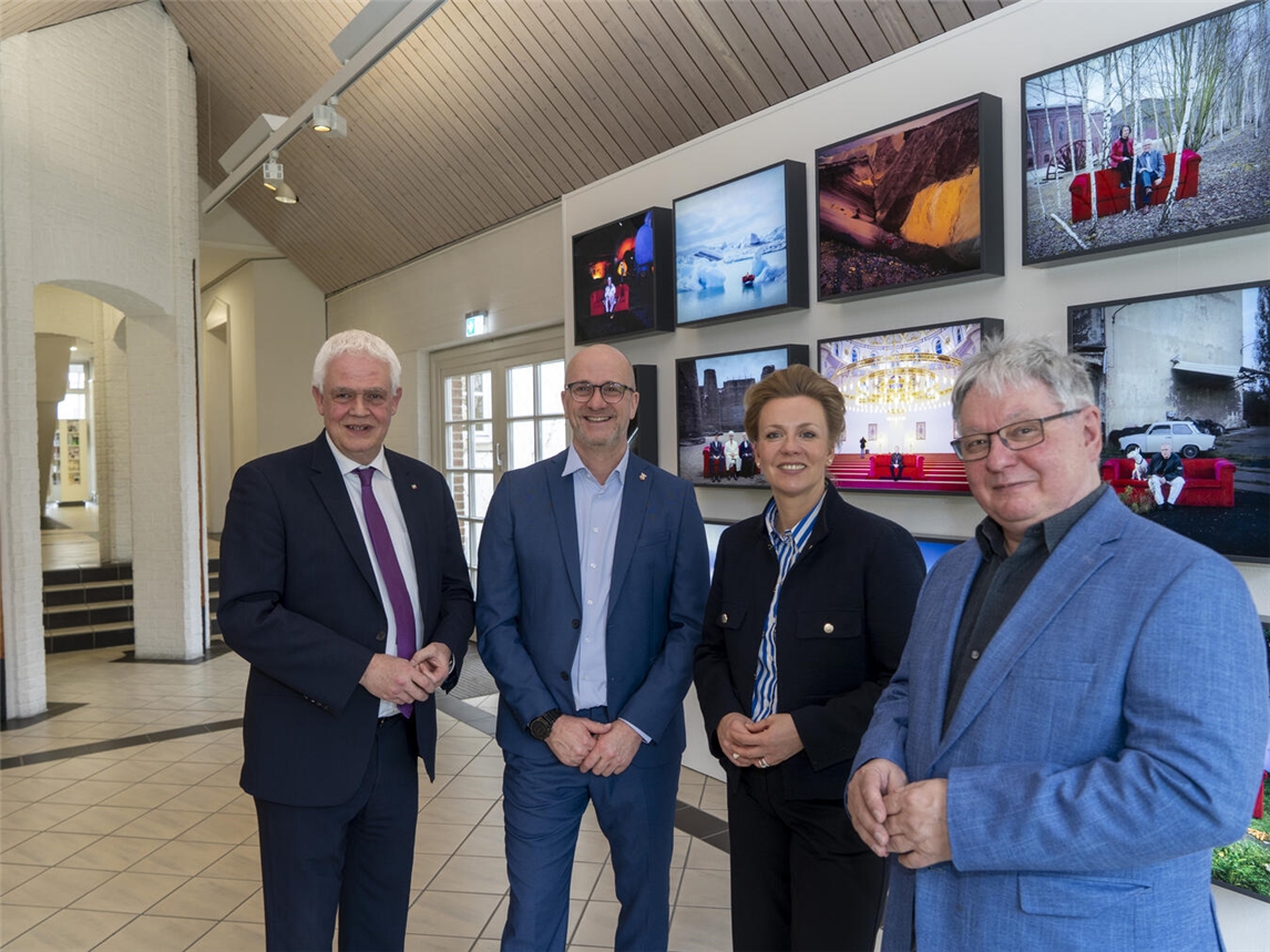 Besuch im Museum Goch (v.l.): Dr. Günther Bergmann, MdL; Bürgermeister Stephan Luyven; Ministerin Ina Brandes und Museumsdirektor Dr. Stephan Mann. Eine neue Installation mit fotografischen Werken von Horst Wackerbarth zeigt das Museum Goch aktuell(Bild). Zudem ist kürzlich auch die Ausstellung „Ekkehard Neumann. Aufscheinen. – Wasserfarbenblätter und Wandfelder“ eröffnet worden. Sie ist nun bis zum 19. April zu sehen. NN-Fotos: Gerhard Seybert