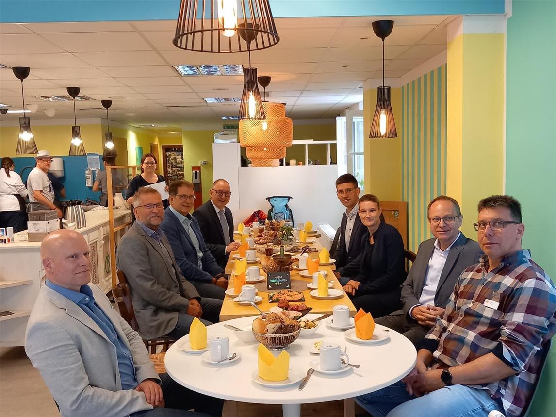 Besuch im Restaurant: Bürgermeister Sebastian Hense informiert sich im „Mittags am Markt“ in Rees über die dortige Arbeit der Umschüler. Foto: BBZ