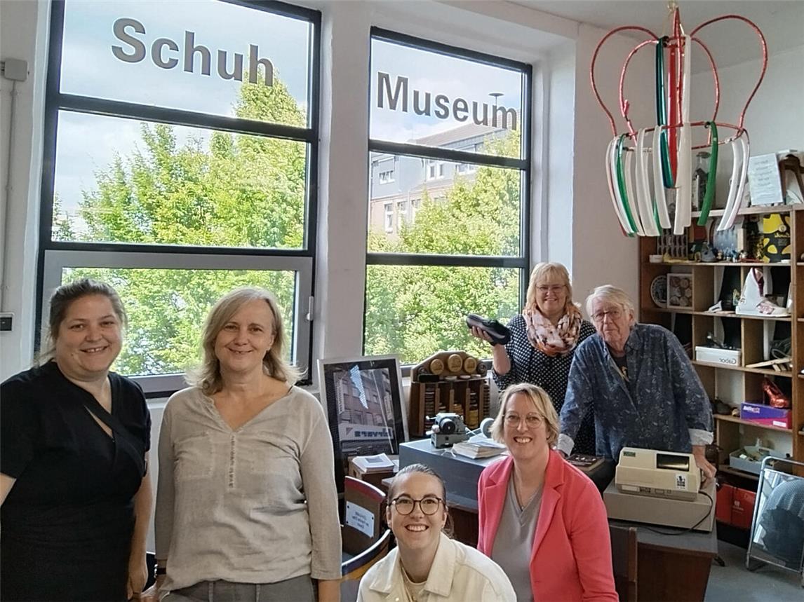 Besuch im Schuhmuseum: (v. l.) Anne Peimann (Gemeinde Kranenburg), Martina Gellert (WTM Stadt Kleve), Kristin Voetmann (Gemeinde Bedburg-Hau), Silke Dückerhoff (Gemeinde Kranenburg), Dr. Manon Loock-Braun (WfG Emmerich) und Norbert Leenders (Schuhmuseum Kleve). Foto: WTM Stadt Kleve
