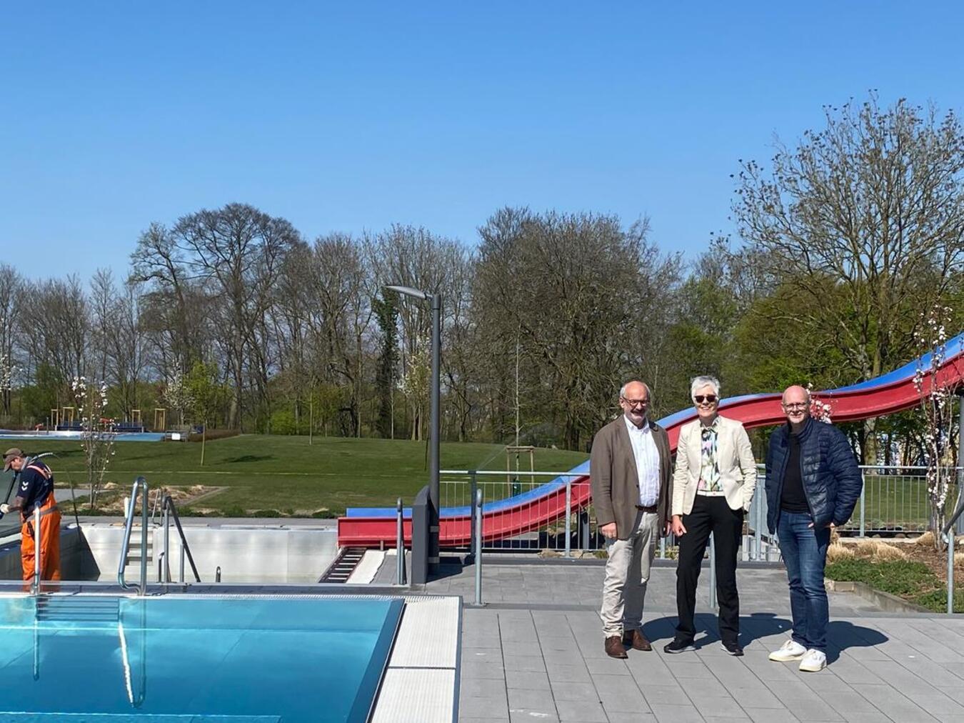 Sternbuschbad in Kleve eröffnet die Freibadsaison Besuch im Sternbuschbad in Kleve: (v. l.) Bürgermeister Wolfgang Gebing, Geschäftsführerin Claudia Dercks und Bereichsleiter Jürgen Kahl. Foto: Stadt Kleve