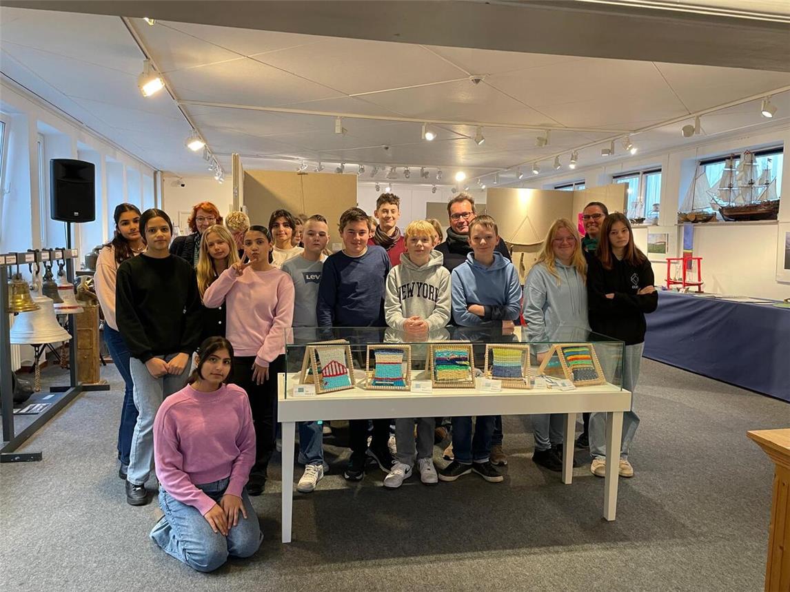 Besuch in der Ausstellung: Die Klever Schüler im Emmericher Rheinmuseum. Foto: privat