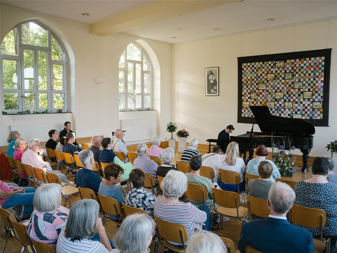Besucher freuen sich über die regelmäßigen Konzerte in der Wohnanlage St. Bernardin. Künstler schätzen das restaurierte Steinway Piano der Wohnanlage. Foto: St. Bernardin