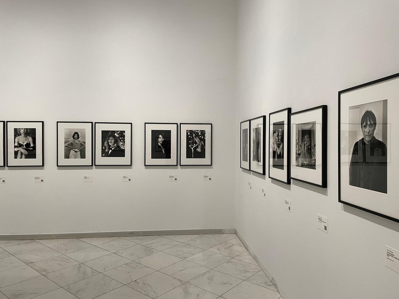 Besucher haben nun noch zwei Wochen mehr Zeit, sich die Ausstellung „Alice Springs. Retrospektive“ im Museum Schloss Moyland anzusehen. Foto: Stiftung Museum Schloss Moyland