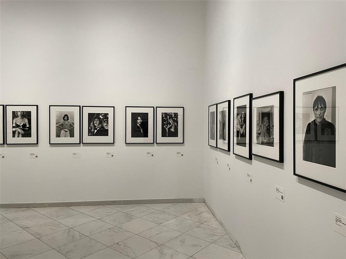 Besucher haben nun noch zwei Wochen mehr Zeit, sich die Ausstellung „Alice Springs. Retrospektive“ im Museum Schloss Moyland anzusehen. Foto: Stiftung Museum Schloss Moyland