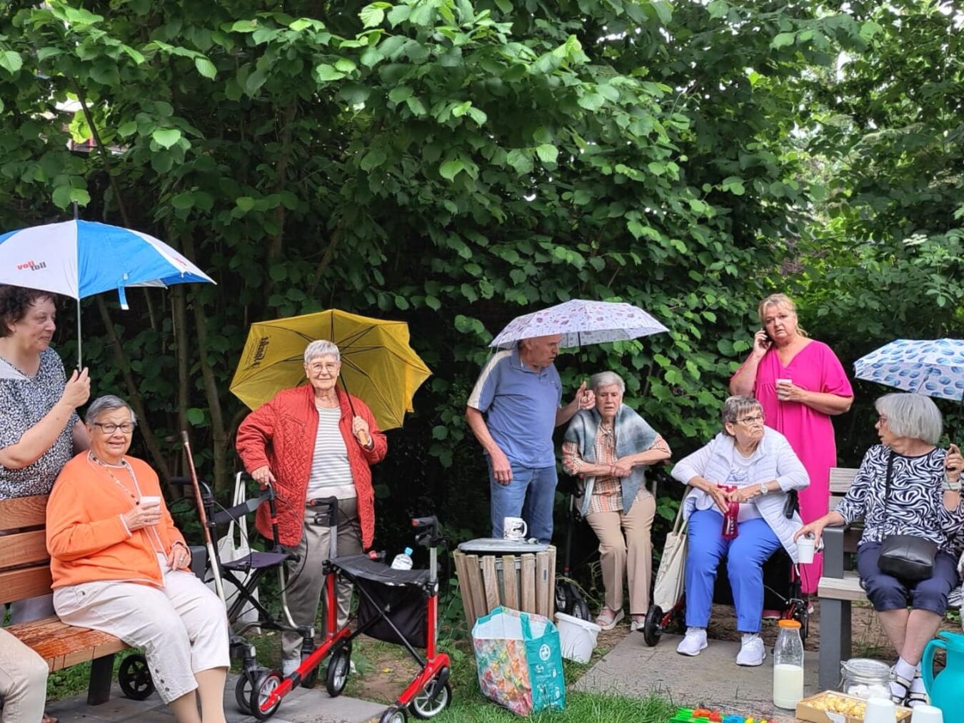 "Besucher in der Tagespflege bei Regenwetter, Gemeinde Sonsbeck, Innenansicht"