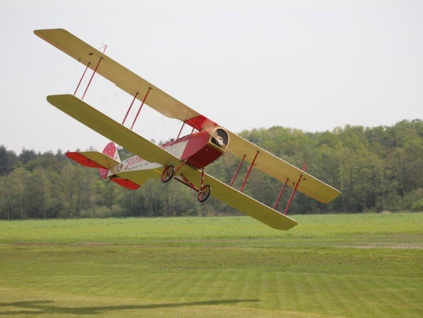 "Modellflugbegeisterte erkunden detailreiche Flugzeuge auf Ausstellung, Hobby, Luftfahrt, Lernen"