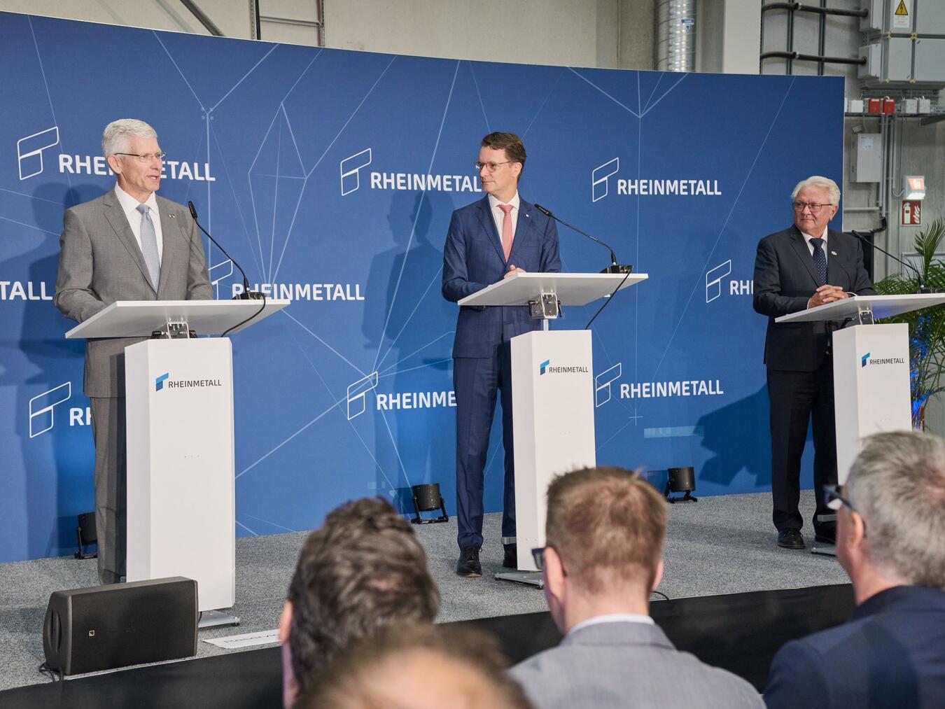 Besuchten kurz vor Produktionsbeginn die neue Fabrik von Rheinmetall Aviation Services am Flughafen in Weeze: (v.l.) Stephen O’Bryan vom amerikanischen Partnerunternehmen Northrop Grumman, Hendrik Wüst, Ministerpräsident des Landes NRW, und Rheinmetall-Chef Armin Papperger.Foto: Rheinmetall Aviation Services