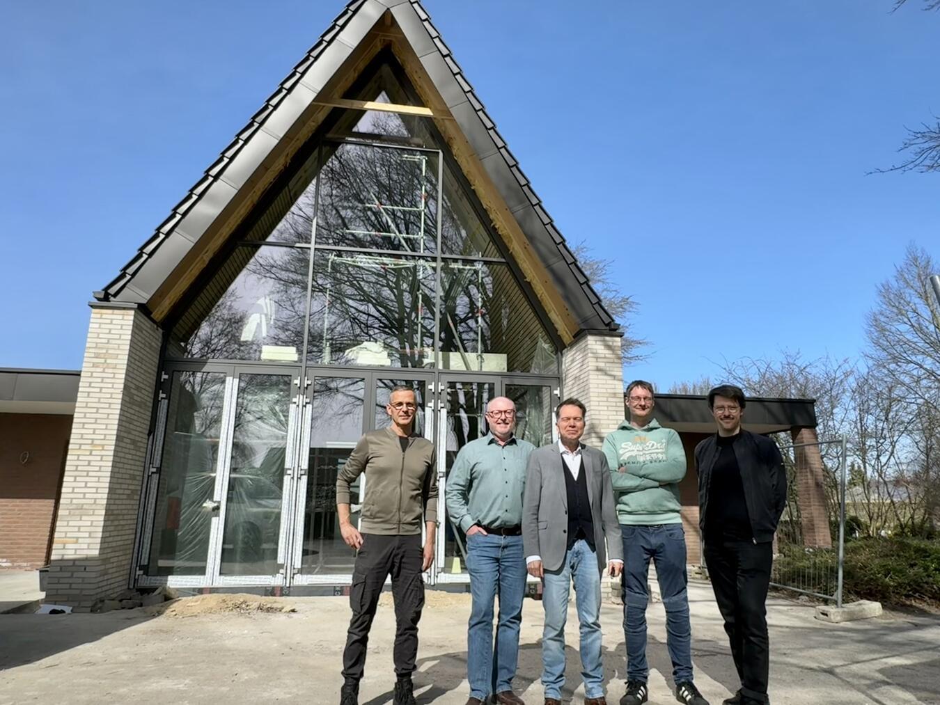 Beteiligt an der Modernisierung der neuen Friedhofshalle sind: (V.l) Georg Kamps (Stadtgärtnerei), Patrick Simon (Ortsbürgermeister Walbeck), Thomas Mutz (Gelderner Baugesellschaft), Christian Kronenberg (Grünflächen und Friedhöfe Stadt Geldern), Ernst-Christian Gerats (Gelderner Baugesellschaft). Foto: Stadt Geldern/Gossens