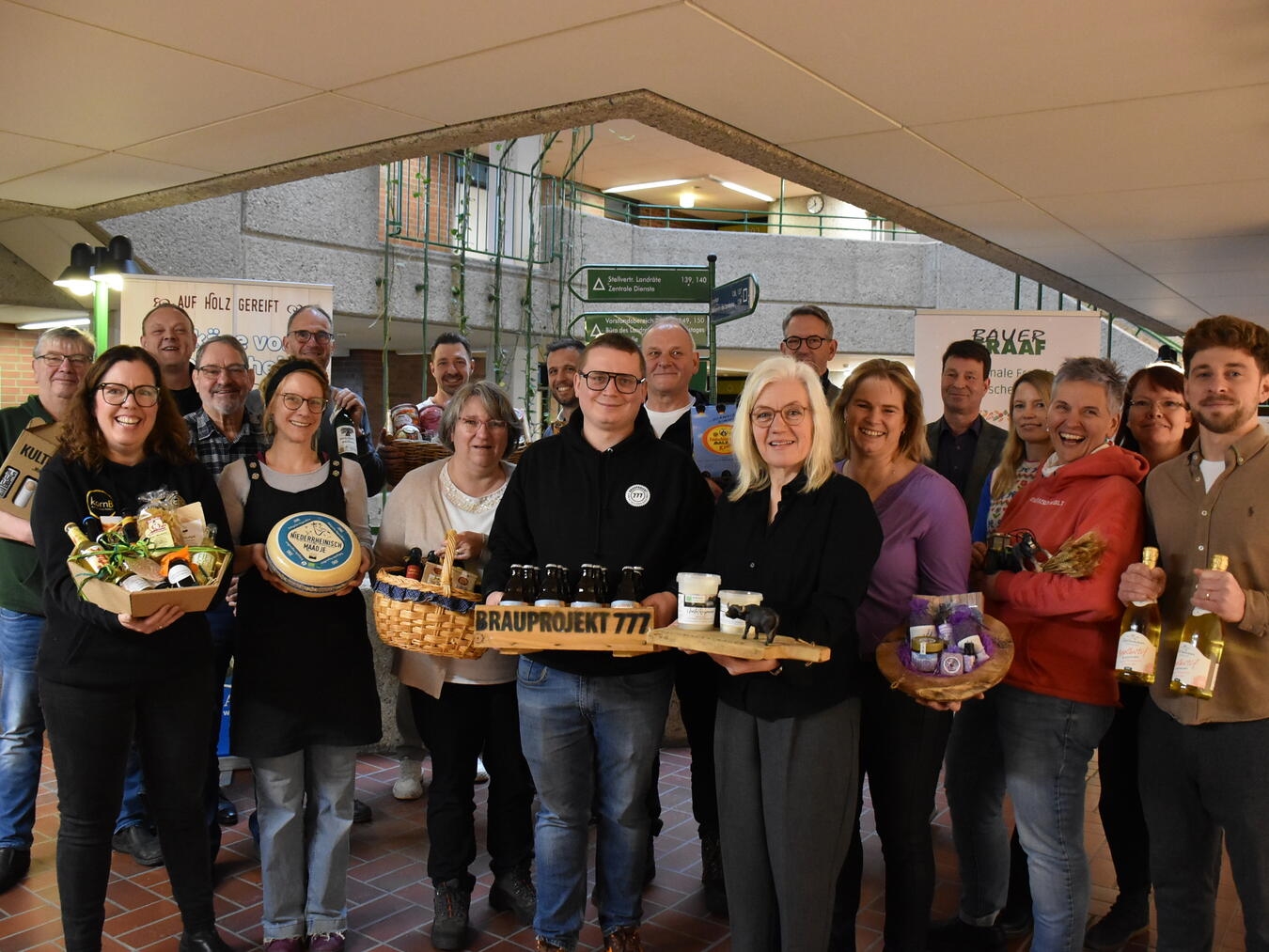 Betriebe und Organisationen der Genussregion Niederrhein mit allerlei Leckereien zu Besuch im Kreishaus, bevor es zur Grünen Woche geht. Foto: Kreis Wesel
