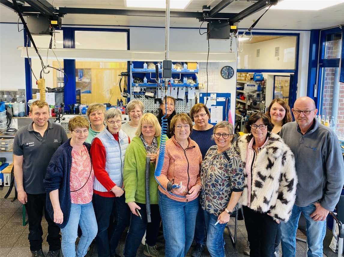 Betriebsleiter Andreas Weyers (r.) und Teamleiter Stefan Spickmann (l.) begrüßten die Landfrauen Straelen im Fahrradpoint. Foto: Lebenshilfe im Kreis Kleve