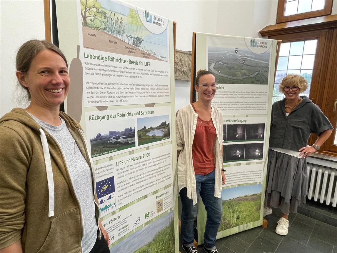 Bettina Blöß und Johanna Dohle vom Naturschutzzentrum im Kreis Kleve und Kalkars Bürgermeisterin Britta Schulz (v.l.) präsentieren die Ausstellung. Foto: Stadt Kalkar