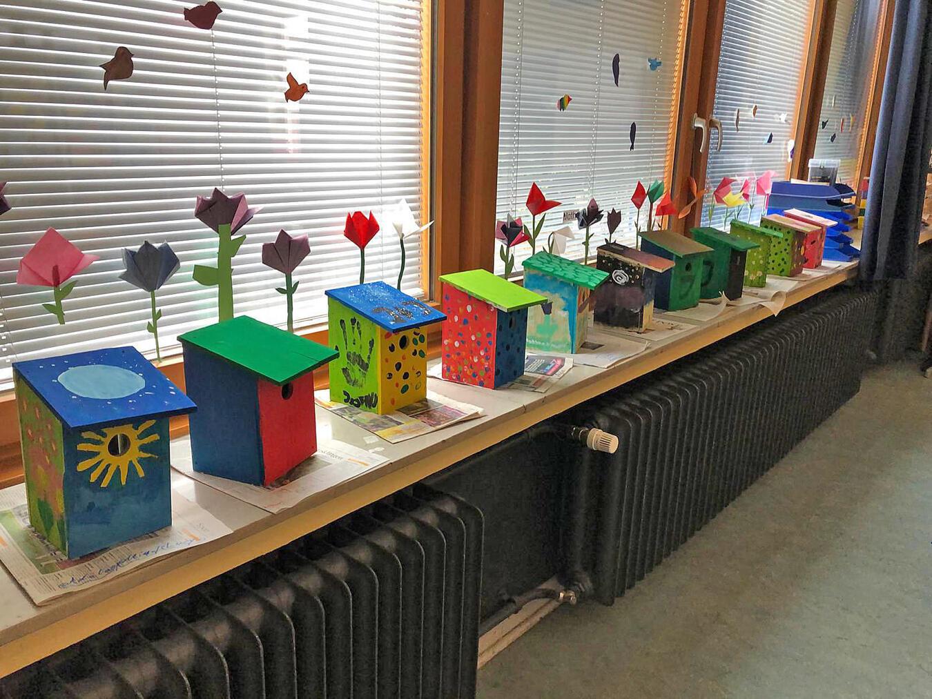 Bevor die Nistkästen bezogen werden können, stand noch eine farbenfrohe Bemalung an. Foto: Stadt Kleve