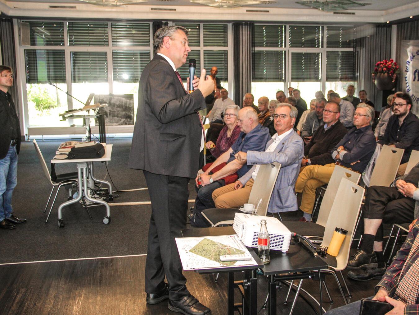 Bewegender Vortrag von Johann van Doorn (Mitte) auf Einladung von Josef Gietemann, 1. Vorsitzender des Vereins Arenacum, (Mitte rechts) und Museumsleiter Frank Mehring (links). Foto: Peter Hendriks