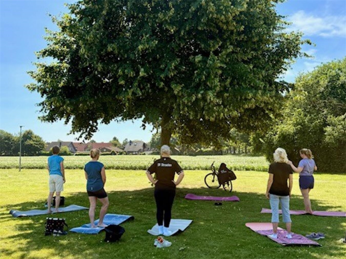 "Outdoor-Bewegung in Kerken, organisiert von Vereinen und KreisSportBund Kleve, Gruppenaktivität im Freien."